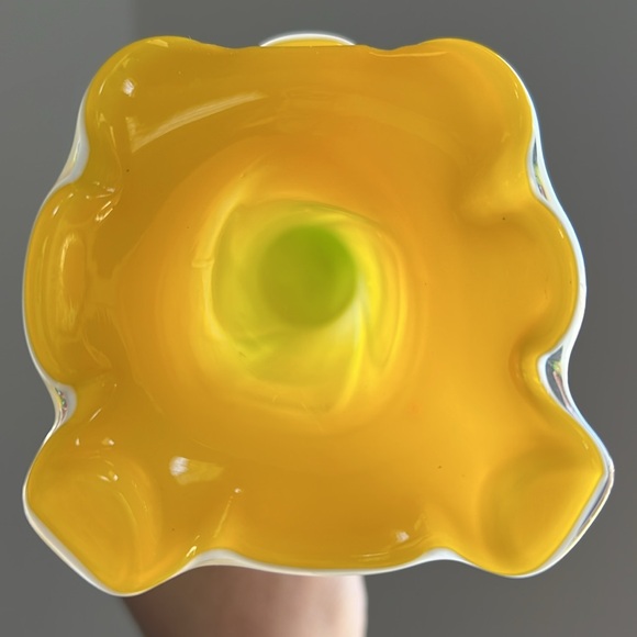 Murano Daffodil Yellow and Green Blown Glass Vase - Picture 8 of 12
